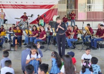 Celebra SEBIEN a niñas y niños con música, juegos y donación de libros