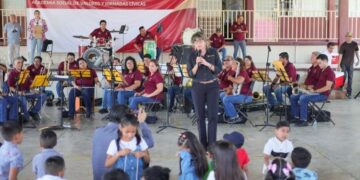 Celebra SEBIEN a niñas y niños con música, juegos y donación de libros