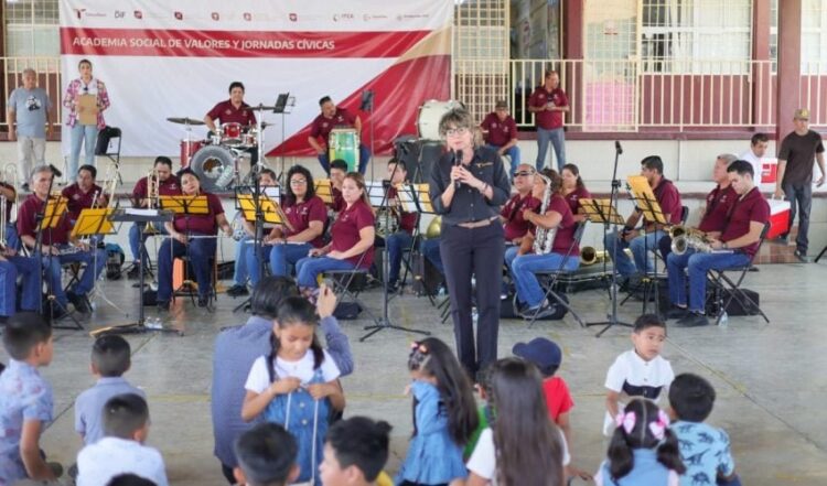 Celebra SEBIEN a niñas y niños con música, juegos y donación de libros