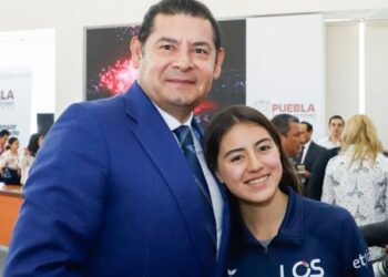 Alejandro Armenta reconoce a nadadora poblana por su participación internacional