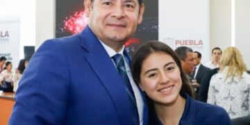 Alejandro Armenta reconoce a nadadora poblana por su participación internacional