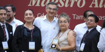 Refrenda Américo alianza con maestros; entrega 284 condecoraciones