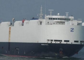 Incendio en carguero con autos chinos rumbo a México obliga a evacuar a la tripulación