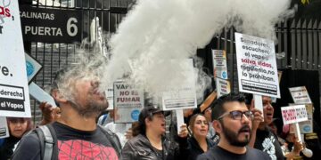 Activistas protestan con mariachi y piden regular vapeadores en México