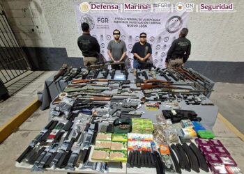 Cateos en Monterrey: tres detenidos y decomiso de arsenal en operativos federales