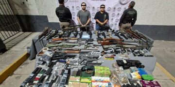 Cateos en Monterrey: tres detenidos y decomiso de arsenal en operativos federales