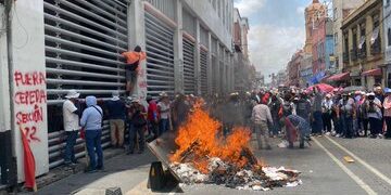 CETEG incendia oficinas del SNTE durante protesta en CDMX