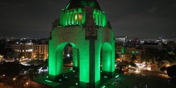 CDMX enciende edificios emblemáticos para celebrar su papel como sede del Mundial 2026