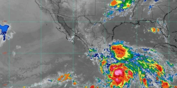 Huracán Erick sube a categoría 1; prevén lluvias torrenciales y más intensidad