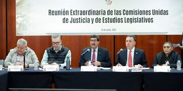 Senado avala reforma para vigilar a funcionarios en lucha contra lavado de dinero