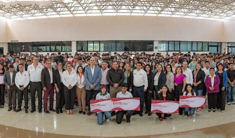 Entregan becas “Futuro Tamaulipas Jóvenes de Nivel Superior” en Nuevo Laredo