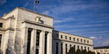Fed recorta expectativa de crecimiento en EE.UU. y anticipa inflación más alta