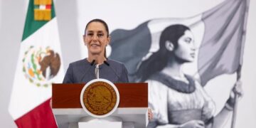 Sheinbaum lanza plan de salud en casa y fija postura sobre migración y economía