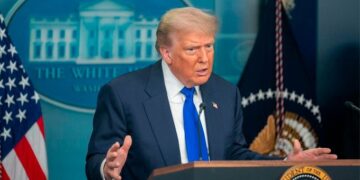 Trump arremete legalmente contra el Wall Street Journal por vincularlo con Epstein