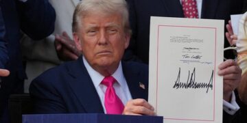 Donald Trump promulga su plan fiscal en pleno Día de la Independencia