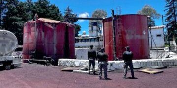 Desmantelan centro clandestino con casi un millón de litros de petróleo en Veracruz