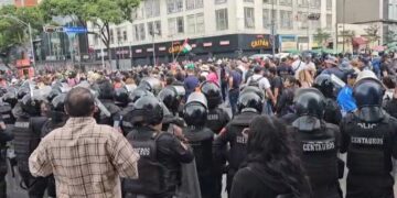 Tercera marcha contra la gentrificación en CDMX cambia de ruta por fuerte operativo policial