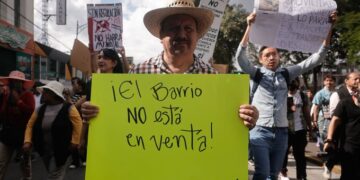 Marcha contra la gentrificación en CDMX termina con disturbios y despliegue policial