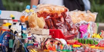 SEP refuerza prohibición de comida chatarra en escuelas con respaldo judicial