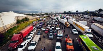 Bloqueos en autopistas hacia CDMX por desaparición de líder transportista