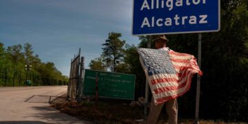 Detienen a dos hermanos mexicanos en Florida y los envían a prisión migratoria “Alligator Alcatraz”