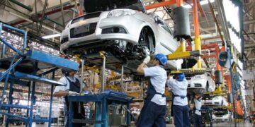 Caen exportaciones de autos ligeros en México en el primer semestre de 2025
