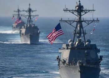 Trump ordena despliegue militar frente a Venezuela; Maduro responde con milicianos