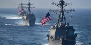 Trump ordena despliegue militar frente a Venezuela; Maduro responde con milicianos