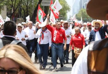 Priistas marchan en apoyo a Alejandro ‘Alito’ Moreno en medio de proceso de desafuero
