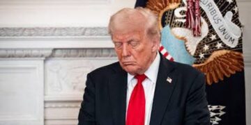 Corte de EU declara ilegales aranceles de Trump, pero seguirán vigentes mientras llega a la Suprema Corte