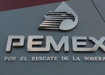 Fitch mejora calificación de Pemex a ‘BB’ tras apoyo financiero del gobierno