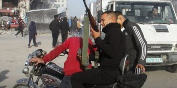 Tanques israelíes avanzan en Gaza y dejan decenas de muertos