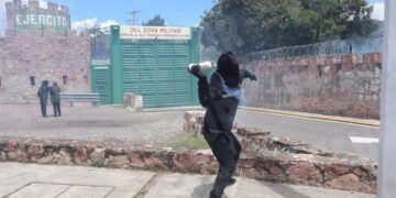 Normalistas de Ayotzinapa lanzan petardos a cuartel militar en Chilpancingo