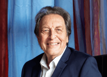 Padre de Elon Musk acusado de abuso infantil contra cinco familiares, según NYT