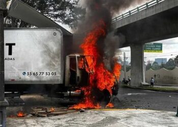 Protesta por Ayotzinapa: derriban acceso e incendian camión en Campo Militar