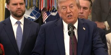 Trump anuncia hundimiento de barco con drogas proveniente de Venezuela