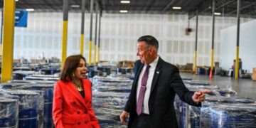 EU decomisa 13 mil barriles de químicos para metanfetamina vinculados al Cártel de Sinaloa