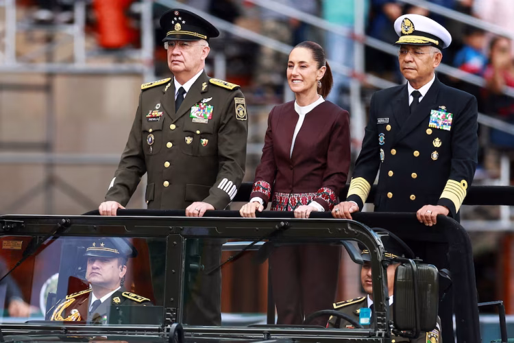 Sheinbaum encabeza el Desfile Cívico-Militar por el 215 aniversario de la Independencia en CDMX