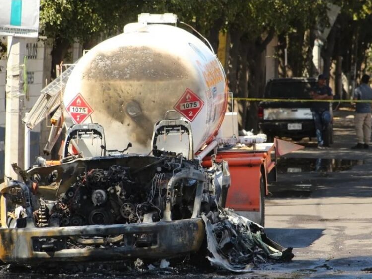 Explosión de pipa en Iztapalapa provoca incendio y varios heridos en Puente de la Concordia