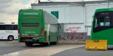 Normalistas de Ayotzinapa bloquean la Terminal de Autobuses del Norte