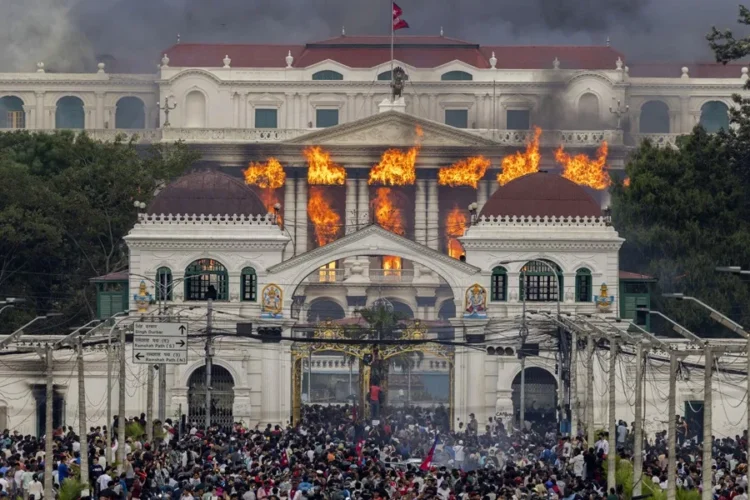 Nepal en crisis: protestas juveniles tumban al gobierno y dejan al país en llamas