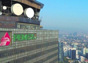 Fitch eleva calificación de Pemex y la coloca a un paso del grado de inversión