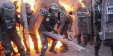 Marcha del 2 de octubre deja comercios dañados, pérdidas millonarias y policías heridos en CDMX