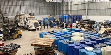 Decomisan más de dos mil costales con químicos y siete mil litros de hidrocarburo en Durango
