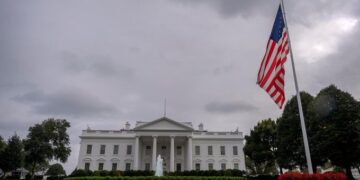 Trump inicia despidos masivos de empleados federales durante cierre de gobierno en EE.UU.