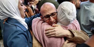 Rehenes israelíes regresan a casa y avanza el canje de prisioneros tras el alto el fuego en Gaza