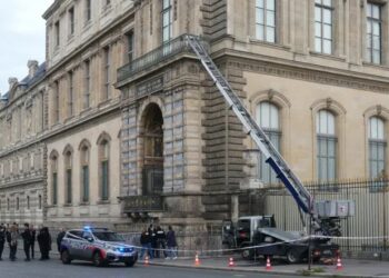 Robo de película en el Louvre: ladrones se llevan joyas de Napoleón en solo siete minutos