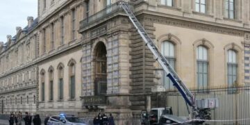 Robo de película en el Louvre: ladrones se llevan joyas de Napoleón en solo siete minutos