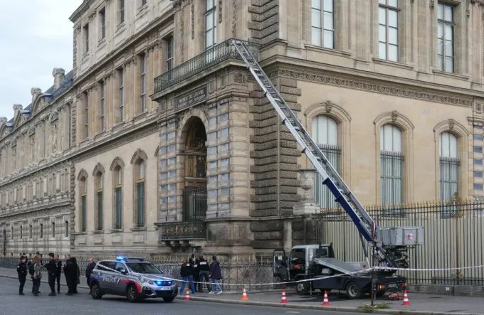 Robo de película en el Louvre: ladrones se llevan joyas de Napoleón en solo siete minutos
