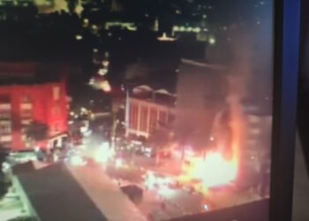 Explosión e incendio consumen restaurante cerca del Monumento a la Revolución en CDMX